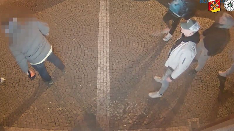 Parta zbila dvojici pod bezpečnostní kamerou v Hradci Králové